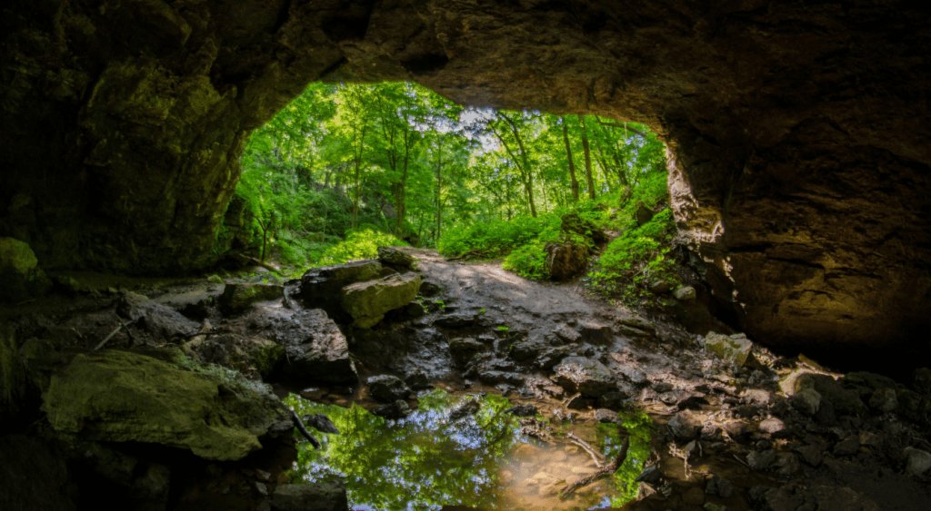 caverne pour illustrer les récits de la sourate al kahf