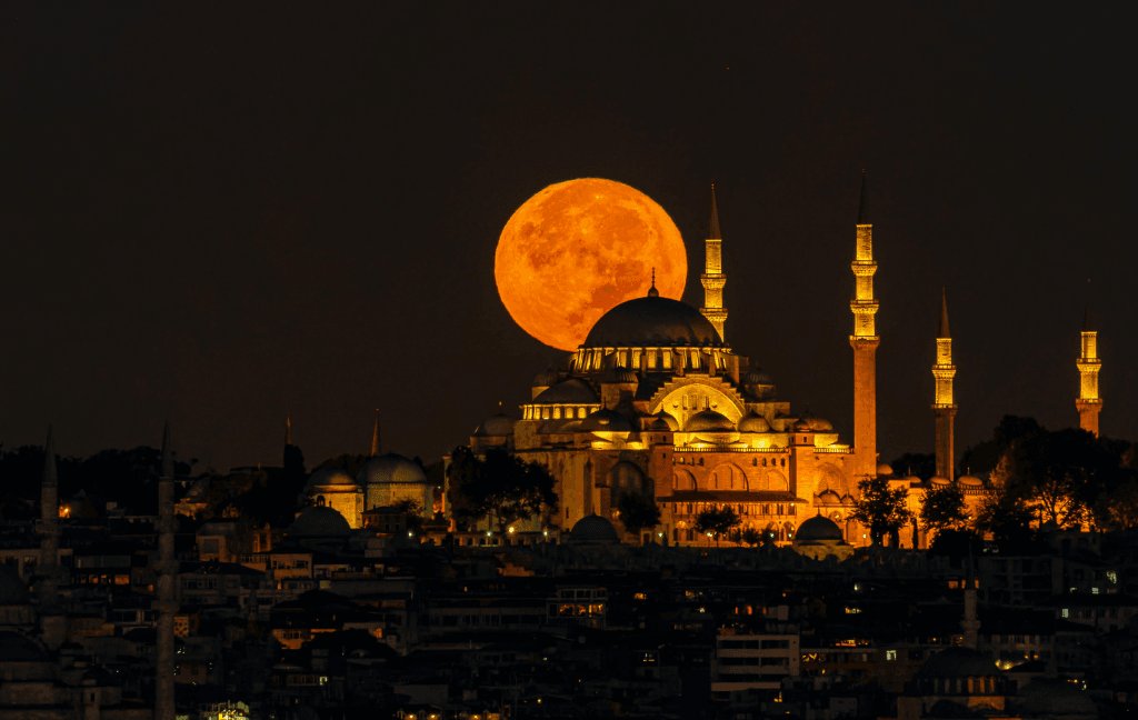 mosquee-bleue-avec-lune-en-arriere-plan