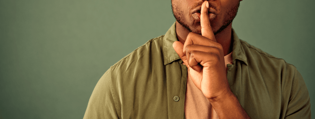 homme-qui-place-un-doigt-sur-sa-bouche